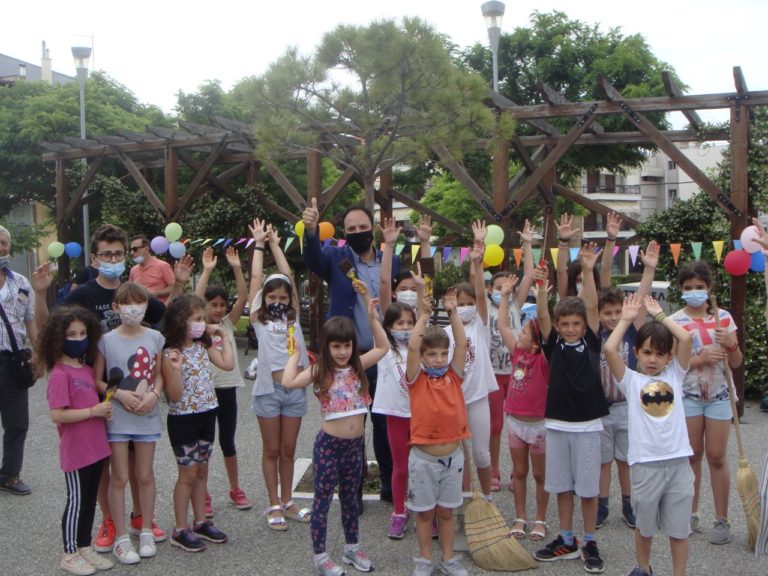 Θεσσαλονίκη: Παιδιά διδάσκουν τον εθελοντισμό εξωραΐζοντας το πάρκο τους
