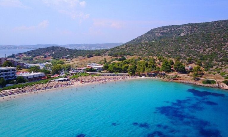Γέμισαν παραθεριστές τα παραθαλάσσια προάστια του νομού Αττικής λόγω της Πρωτομαγιάς