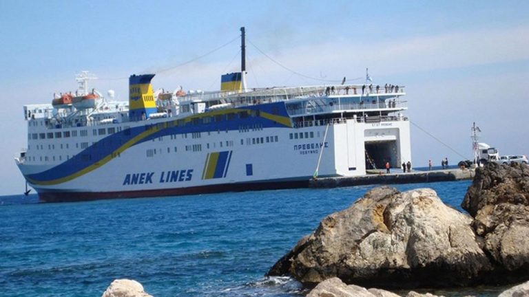 Σε απόγνωση ταξιδιώτες που βρίσκονται αποκλεισμένοι στην Κάρπαθο λόγω βλάβης πλοίου