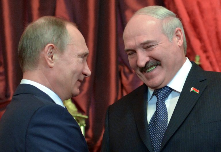 Συνάντηση Πούτιν-Λουκασένκο αύριο στο Σότσι – Ειρωνικά “βέλη” κατά Μπάιντεν (video)