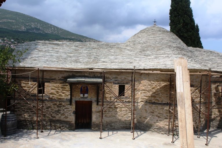 Παρεμβάσεις στον εσωτερικό διάκοσμο στην Ι.Μ. Αγίων Θεοδώρων στην Ραψάνη