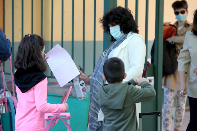 Επέκταση των εμβολιασμών – Άνοιγμα των σχολείων με χρήση self test (video)