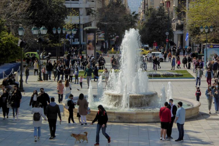 Πελώνη: Καμία συζήτηση για αποκλειστικά προνόμια εμβολιασμένων – Την Τετάρτη ανακοινώσεις για SMS και ωράριο