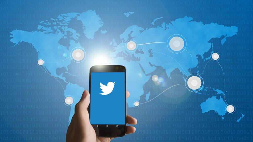 Το Twitter συμβουλεύει τους χρήστες να είναι ευγενικοί και να σκέφτονται πριν απαντήσουν