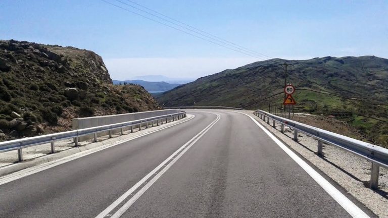 Στηθαία ασφαλείας αντικαθιστά στο οδικό δίκτυο της Μαγνησίας η Περιφέρεια Θεσσαλίας