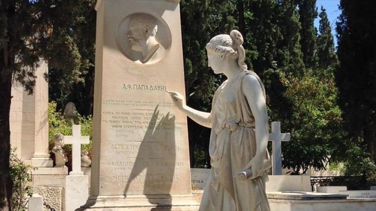 Περιφέρεια Κρήτης: Ζητά την αποκατάσταση του ταφικού μνημείου του Αντ. Φ. Παπαδάκη