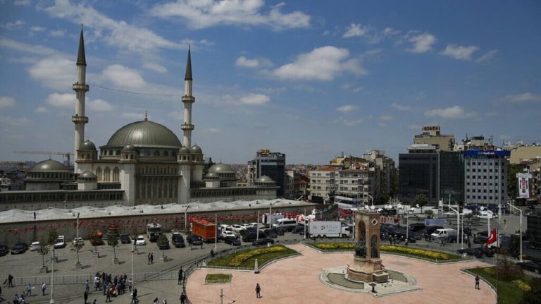 Τζαμί στην πλατεία Ταξίμ:  Ακόμα μία φιέστα του Ερντογάν με το βλέμμα στους αντιπάλους (video)