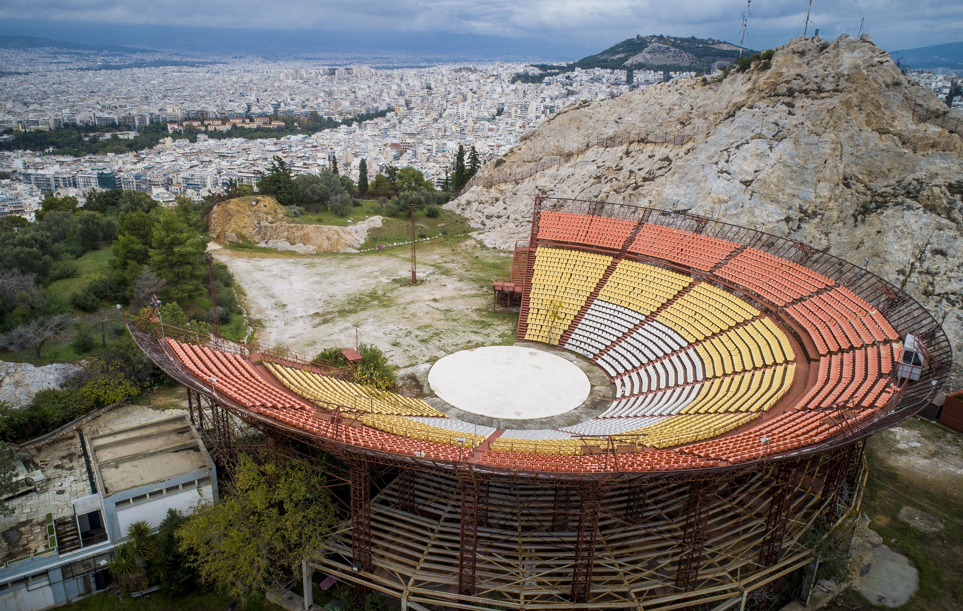 Το ιστορικό θέατρο Λυκαβηττού σηκώνει αυλαία πλήρως ανακαινισμένο