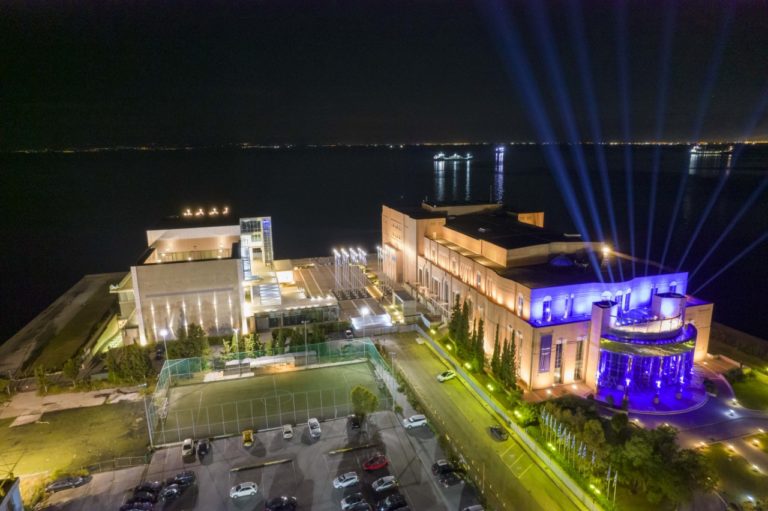 “Λούστηκε” με φως το Μέγαρο Μουσικής Θεσσαλονίκης