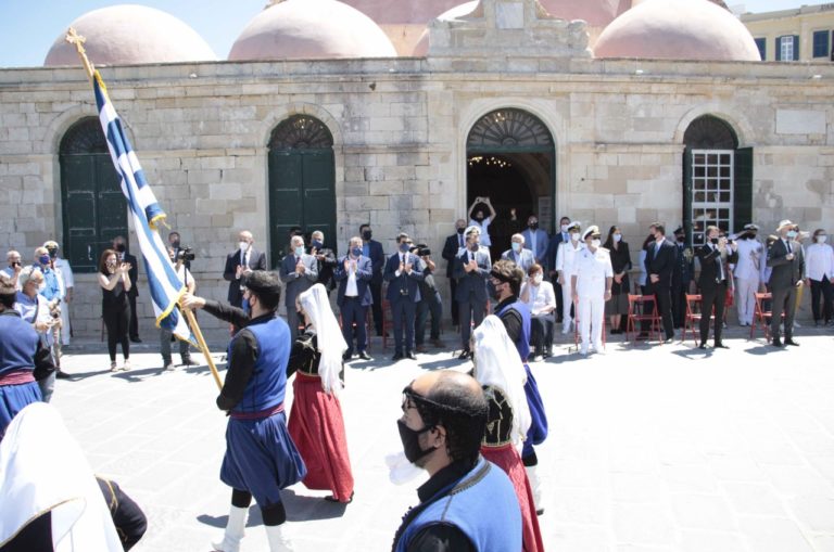 Χανιά: Η παρέλαση των σημαιών παραδοσιακών συλλόγων στο Ενετικό Λιμάνι