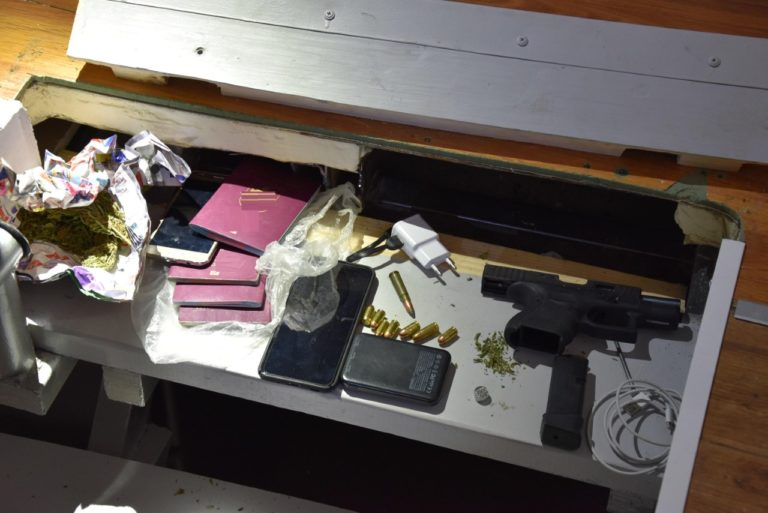 Κιλκίς: Βαρύς οπλισμός και ναρκωτικά εντοπίστηκαν σε σπίτι – Δύο συλλήψεις