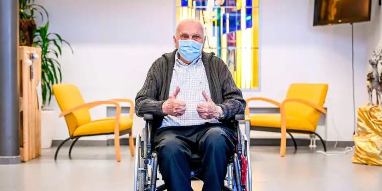 “Έφυγε” στα 97 του ο πρώτος Βέλγος που εμβολιάστηκε κατά της Covid-19