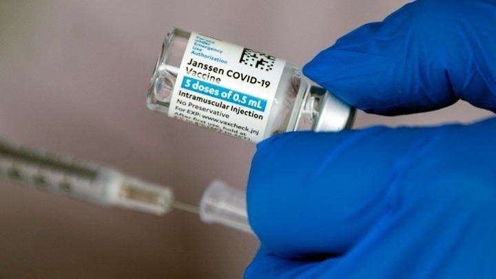 Όσα πρέπει να ξέρουμε για το μονοδοσικό εμβόλιο της Janssen: Ποιές είναι οι παρενέργειες και τι ισχύει για έγκυες και θηλάζουσες