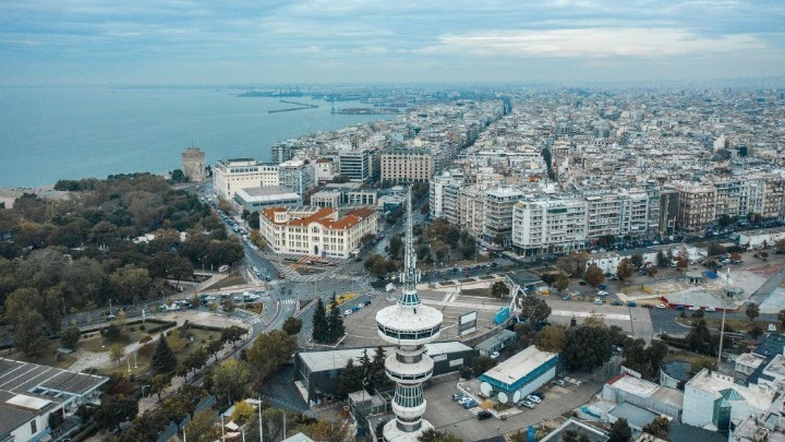 Θεσσαλονίκη: Διαμαρτυρία στον Λευκό Πύργο υπό τους ήχους κρουστών
