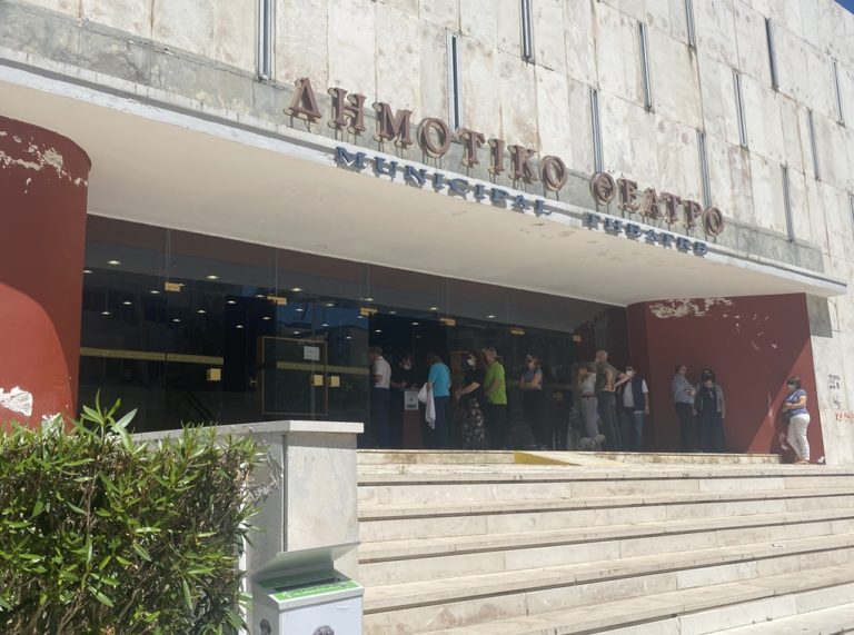 Κέρκυρα: Ανοιχτή η κλιματιζόμενη είσοδος του Δημοτικού Θεάτρου λόγω καύσωνα