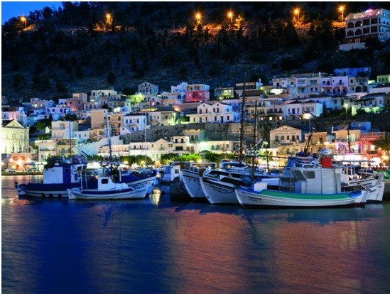 Παρά το βαθύ κόκκινο αναβίωσε το «εκρηκτικό» έθιμο με τους δυναμίτες στην Κάλυμνο
