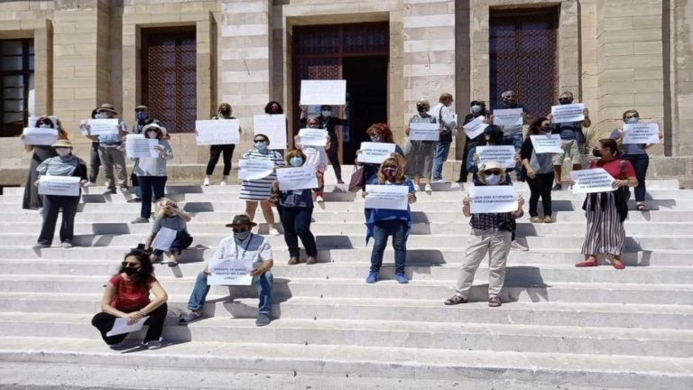 Αναθεώρηση των υγειονομικών πρωτοκόλλων ζητούν οι ξεναγοί – Κινητοποίηση πραγματοποιήθηκε στη Ρόδο