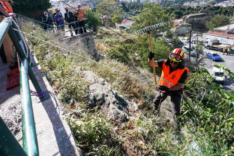 Πυροσβέστες αναρριχητές περισυνέλλεξαν σκουπίδια από δύσβατη περιοχή στην Άνω Πόλη Θεσσαλονίκης