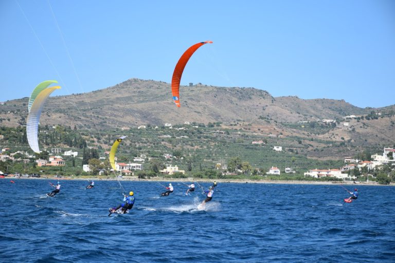 Πύλος: Απεγκλωβισμός χειριστή αετοσανίδας που έπεσε και τραυματίστηκε