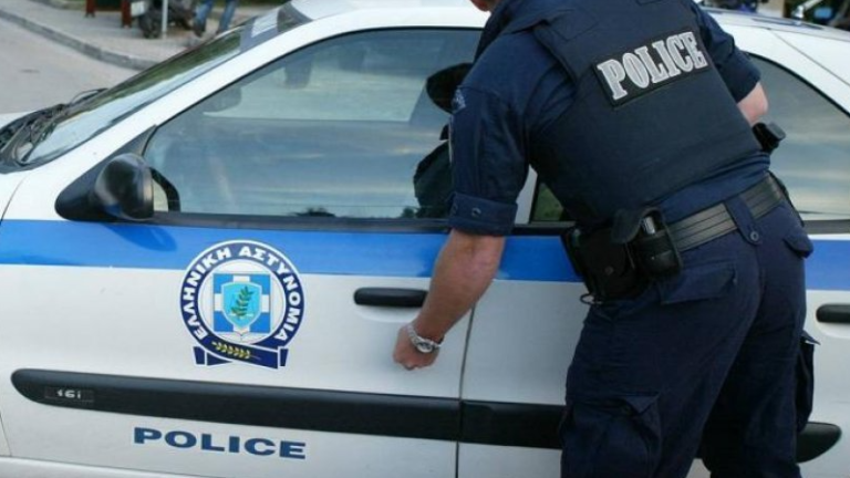 Θεσσαλονίκη: Διέρρηξε αυτοκίνητα και αποπειράθηκε να αρπάξει το όπλο αστυνομικού