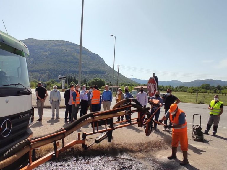 Σε επίδειξη τεχνικών για παρεμβάσεις στους δρόμους ο περιφερειάρχης Πελοποννήσου