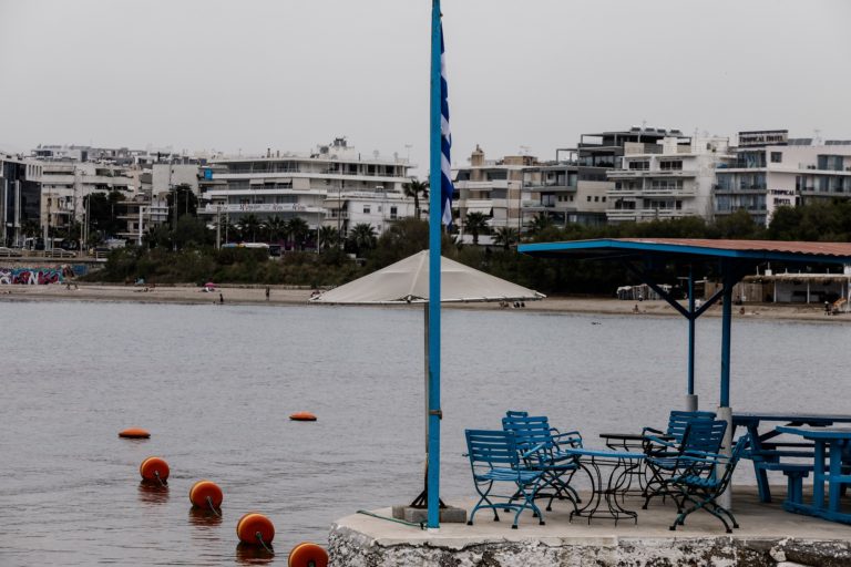 Ανοίγει αύριο η εστίαση με τραπεζάκια έξω, αποστάσεις και μάσκες (video)