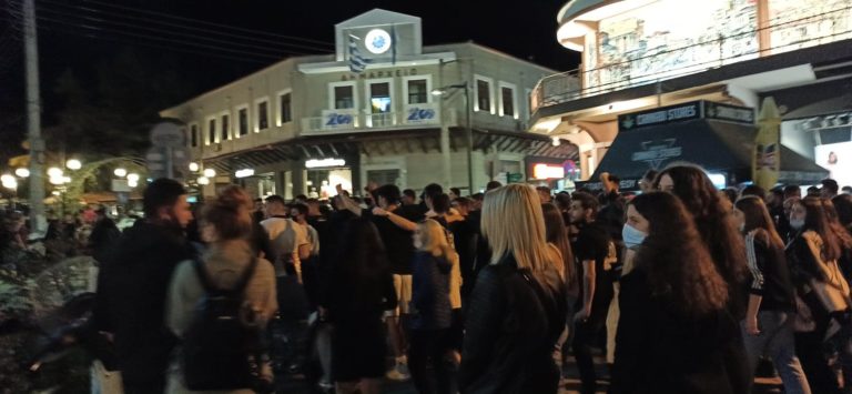 Σέρρες: Πανηγυρισμοί φίλων του ΠΑΟΚ στο κέντρο της πόλης