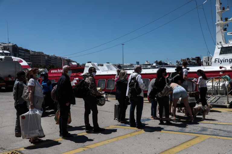 Πρεμιέρα για τον τουρισμό – Αυξημένη η κίνηση σε λιμάνια και εθνικές οδούς