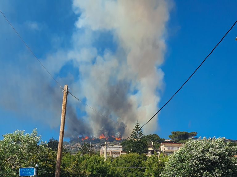Σε εξέλιξη πυρκαγιά στην Αγία Μαρίνα Κορωπίου