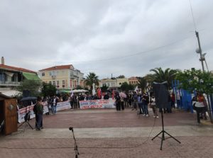 Με παλμό αν και υπό βροχή το συλλαλητήριο στη Μυτιλήνη – Παρέμβαση στο λιμάνι