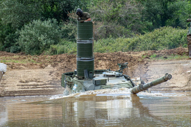 Εντυπωσιακές εικόνες από την στρατιωτική άσκηση στον Αξιό ποταμό