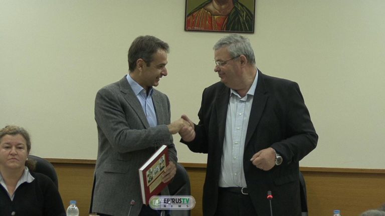 Επίσκεψη Κ. Μητσοτάκη στο μεγάλο εμβολιαστικό κέντρο Ιωαννίνων