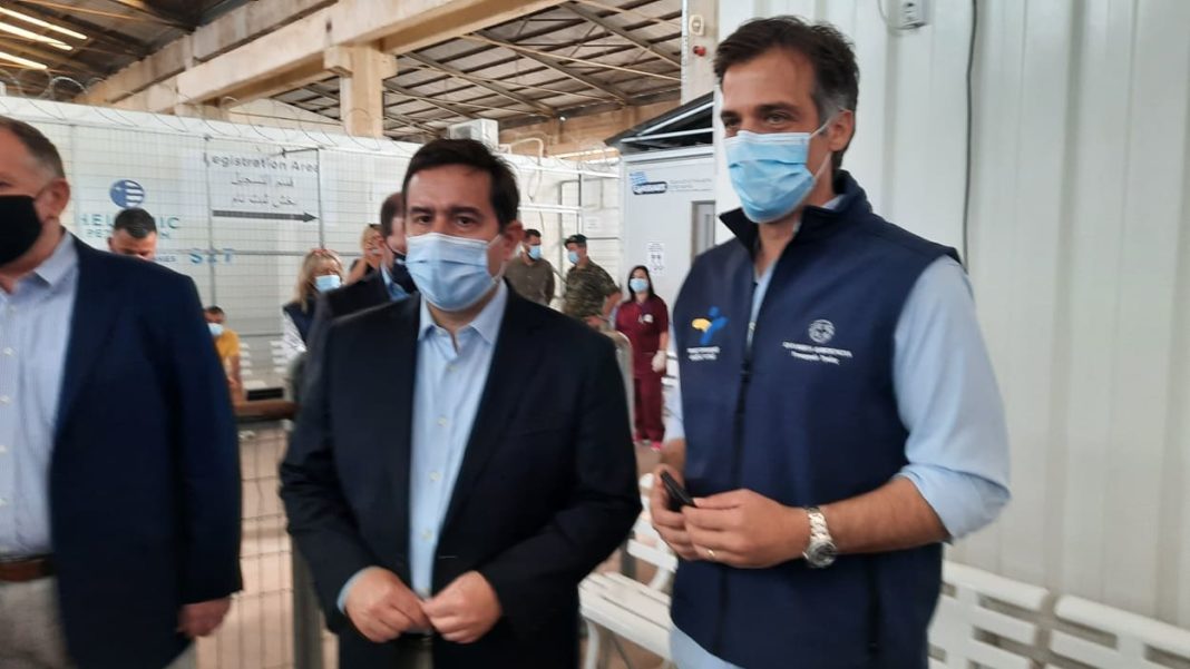 Ο Μηταράκης και ο Αρκουμανέας για τον εμβολιασμό στη Χίο