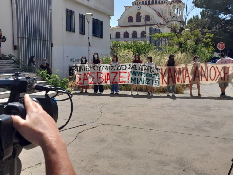 Αγρίνιο: Απολογείται ο ιερέας – Συγκέντρωση αλληλεγγύης έξω από το Δικαστικό Μέγαρο