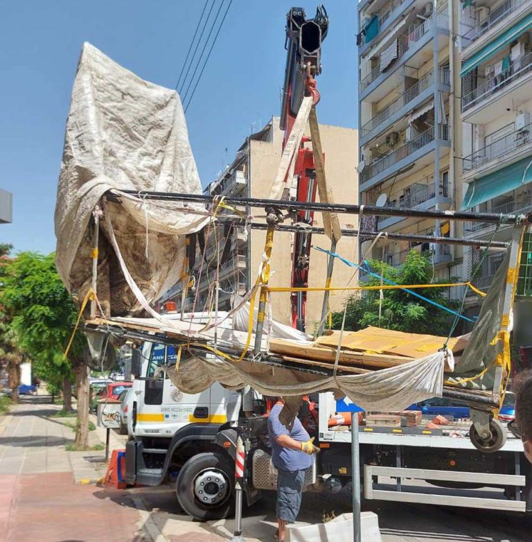 Θεσσαλονίκη: Κινούνταν πεζοί με το μεταλλικό καρότσι τους στο αντίθετο ρεύμα κυκλοφορίας