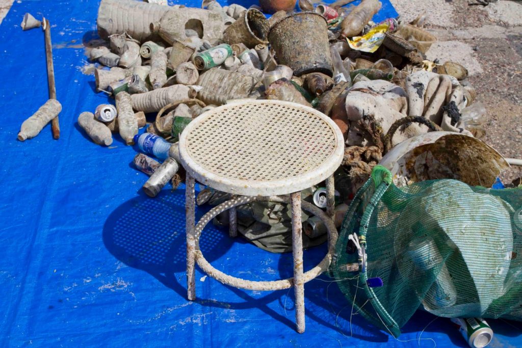 Μέχρι βάρκα ανέσυραν από το βυθό – 200η δράση εθελοντικού καθαρισμού στο Λουτράκι (φωτο)