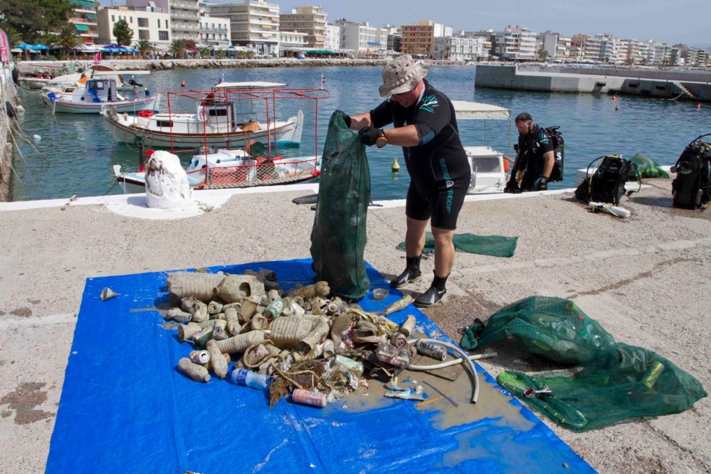 Μέχρι βάρκα ανέσυραν από το βυθό – 200η δράση εθελοντικού καθαρισμού στο Λουτράκι (φωτο)