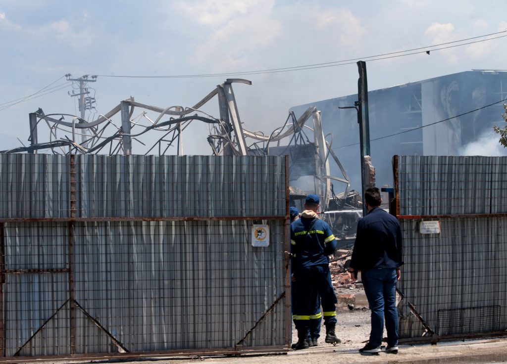 Υπό έλεγχο η φωτιά στα Νεόκτιστα Ασπροπύργου – Τρεις τραυματίες (video)