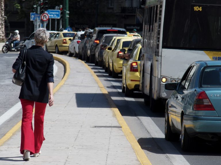 Αυξημένη κίνηση στους δρόμους της Αθήνας σήμερα (video)