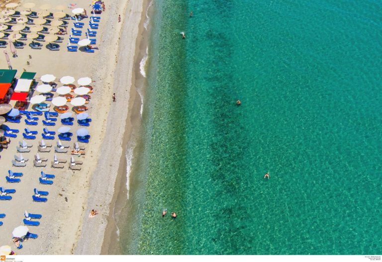 «Κίνημα της πετσέτας»: Ξηλώθηκαν οι πρώτες ξαπλώστρες στην Πάρο – Παρέμβαση της εισαγγελέως Αρείου Πάγου