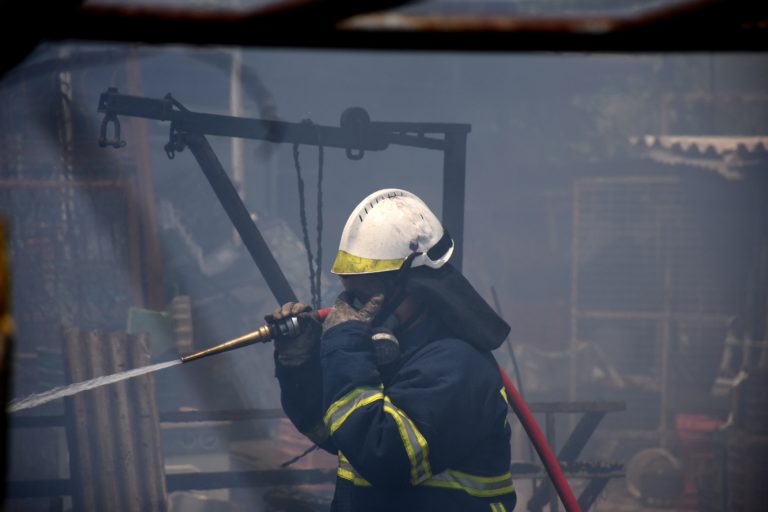 Πυρκαγιά στην οδό Ιωάννου Βαρβάκη – Άνδρας εντοπίστηκε χωρίς τις αισθήσεις του
