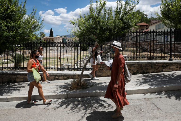 Όλα στο τραπέζι για τις «διευκολύνσεις» των εμβολιασμένων – Τη Δευτέρα οι ανακοινώσεις