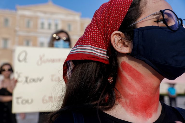 Σύνταγμα: Συγκέντρωση στα μαύρα για την Καρολάιν