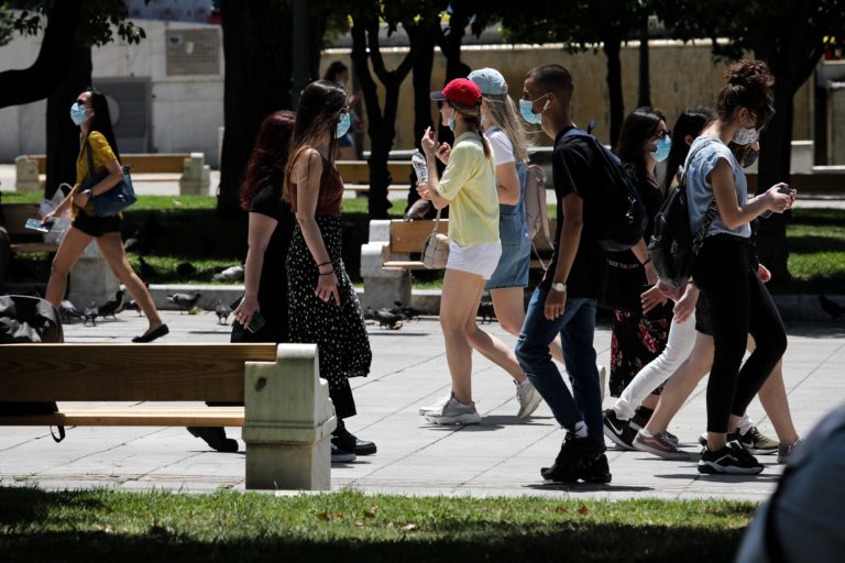 Προς το τέλος μάσκας σε εξωτ. χώρους: Εισήγηση και για άρση απαγόρευσης κυκλοφορίας – Ανακοινώσεις στις 18:00