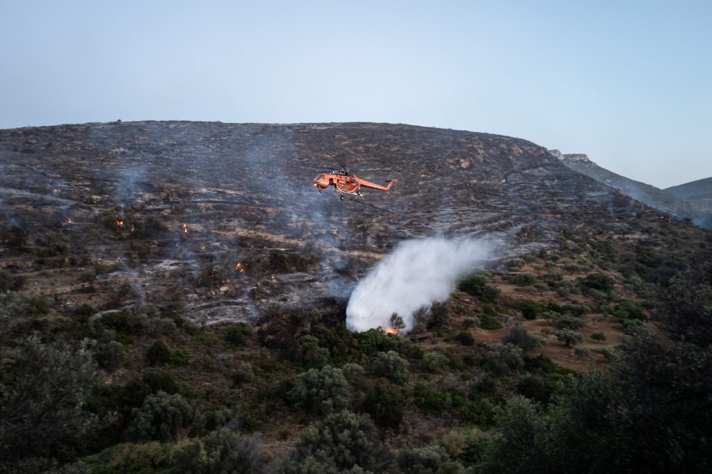 Ενισχύονται οι πυροσβεστικές δυνάμεις για τη φωτιά στην Πάρο