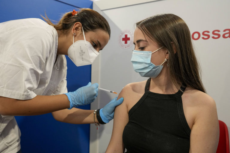 Ιταλία: Νέα στρατηγική μικτού εμβολιασμού και φόβοι για καθυστερήσεις στην εμβολιαστική εκστρατεία