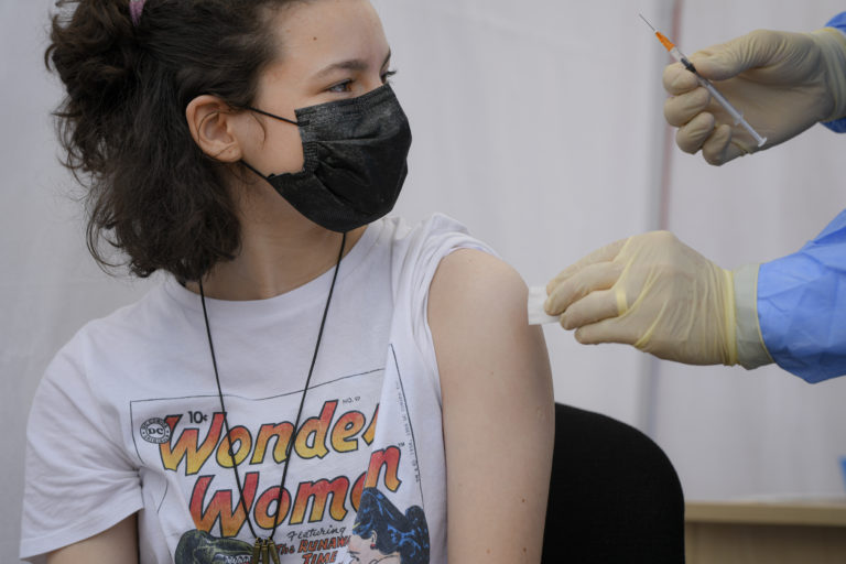 ΕΜΑ: Αξιολογεί το εμβόλιο της Moderna για χρήση σε παιδιά 12-17 ετών