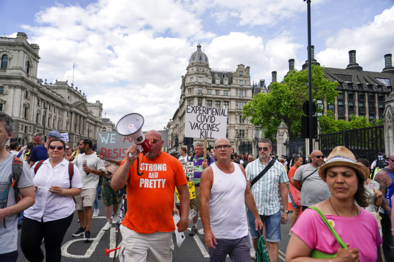 Διαδήλωση στο Λονδίνο ενάντια στα μέτρα για τον κορονοϊό – Παραίτηση του υπουργού Υγείας