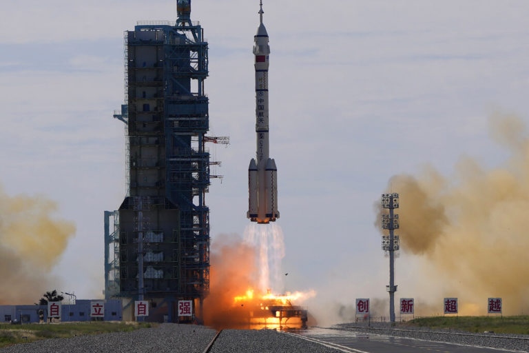Κίνα: Απογειώθηκε το επανδρωμένο διαστημόπλοιο Shenzhou-12