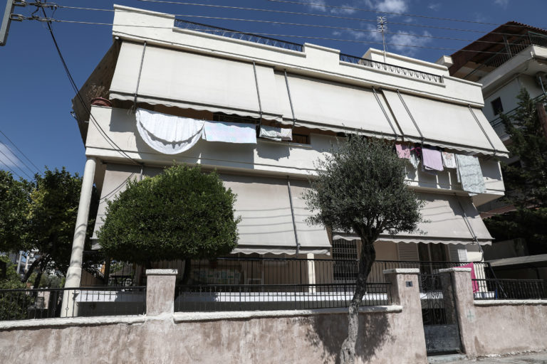 Δολοφονία στην Αγ. Βαρβάρα: Παρουσιάστηκε αυτοβούλως στο τμήμα ο εν διαστάσει σύζυγος της 64χρονης